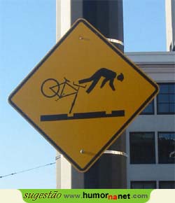 Atenção! Quedas de ciclistas!