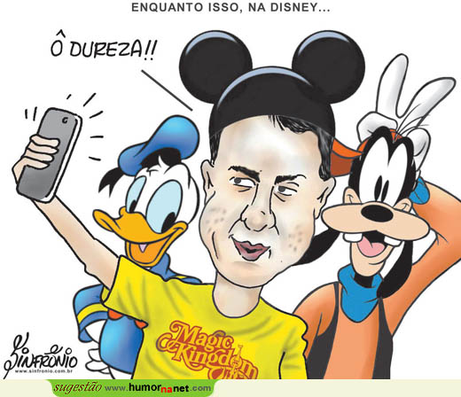 Camilo Santana, governador do Ceará, fazendo uma selfie na Disney
