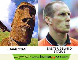 Jaap Stam <i>vs</i> Estátua da Ilha da Páscoa